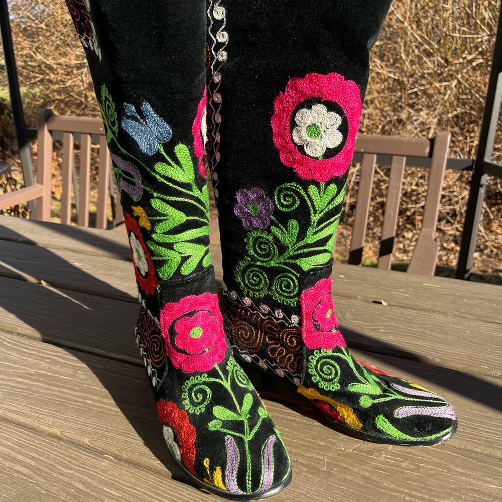 EUC worn 1x SUZANI velvet embroidered boots size Euro 41, USA 10M Made in Turkey
